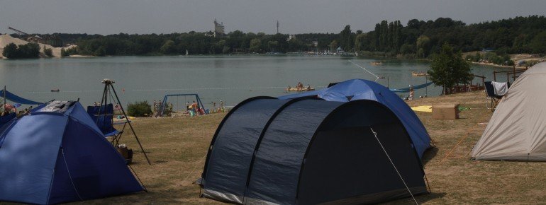 Vom Zeltplatz sind es nur wenige Meter zum Waldsee