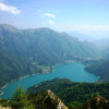 Blick auf den malerischen Gebirgssee Lago di Ledro.