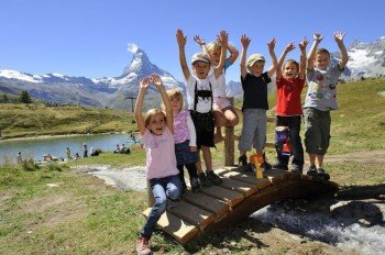 Spielen und Toben mit Blick aufs Matterhorn