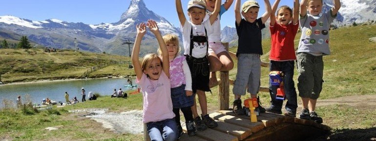 Spielen und Toben mit Blick aufs Matterhorn