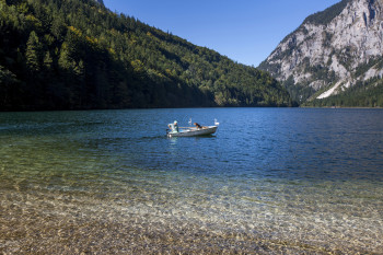 Auf dem Boot kannst du die Idylle am Leopoldsteiner See genießen.