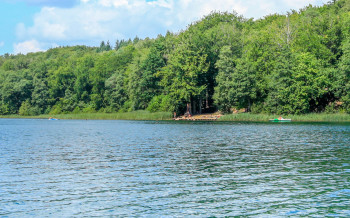 Rund um den See gibt es mehrere Bademöglichkeiten.