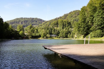 Der Luegsteinsee verfügt über einen barrierefreien Seezugang.
