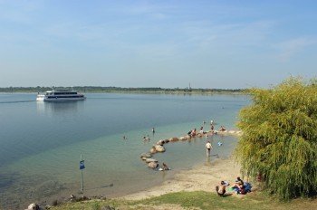 Ein herrlicher Sandstrand erwartet dich am Ost-Ufer des Markkleeberger Sees südlich von Leipzig