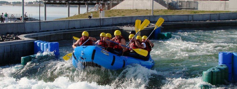 Das Freizeitangebot auf dem Markkleeberger See umfasst auch Rafting