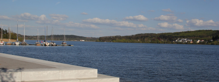 Der Möhnesee liegt im Sauerland.