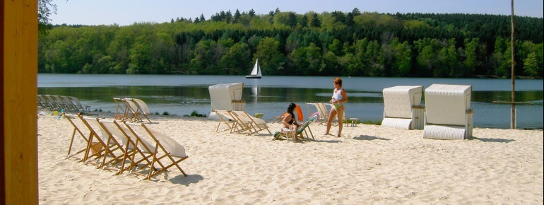 Feiner Sandstrand am Strandbad Wamel am Möhnesee.