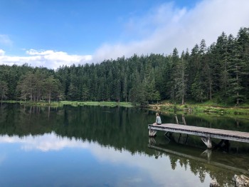 Möserer See mit Frau am Steg