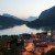 Der See und das Dorf Molveno im Abendlicht.