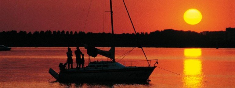 Sonnenuntergang über dem kleinen Meer