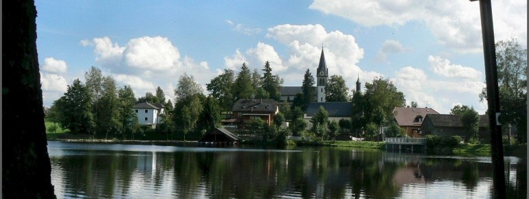 Die Alte Kirche am Rande des Nageler Sees ist das Wahrzeichen des Dorfes.