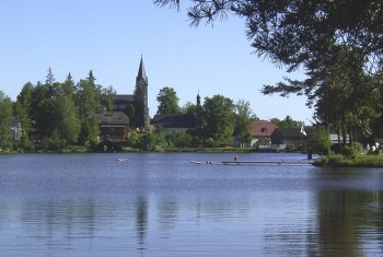 Der Nageler See verfügt nicht nur über eine traumhafte Lage inmitten des Dorfes, sondern auch über eine Badeinsel und einen Steg.