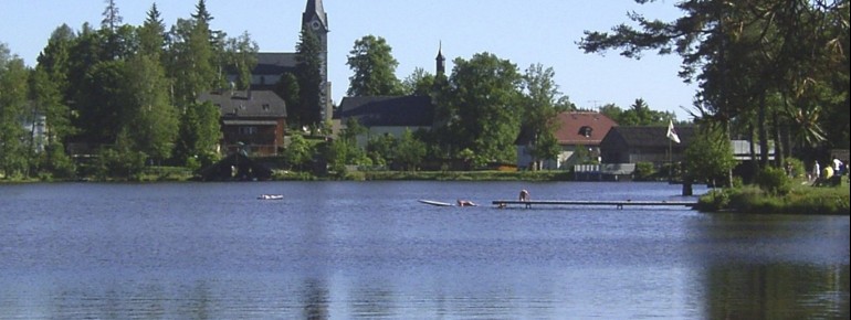 Der Nageler See verfügt nicht nur über eine traumhafte Lage inmitten des Dorfes, sondern auch über eine Badeinsel und einen Steg.