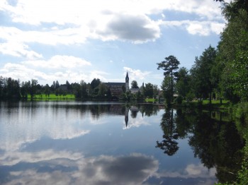 Im Schatten der Alten Kirche befindet sich der Nagler See im Zentrum des Dorfes Nagel.