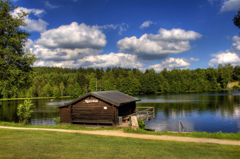 Die Wasserwachtshütte am Nageler See.