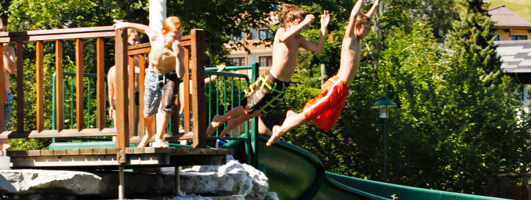 Vom Felsenturm gelingt jeder Sprung ins kühle Nass