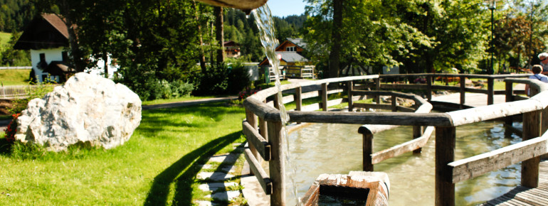 Das Kneippbecken sorgt für wohltuende Abkühlung und wird mit frischem Quellwasser gespeist