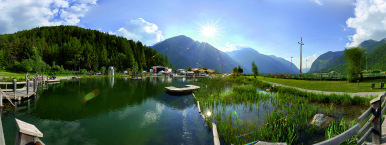 Das Wasser des besonders reizvoll angelegten Sees erwärmt sich im Sommer auf angenehme 24 Grad.