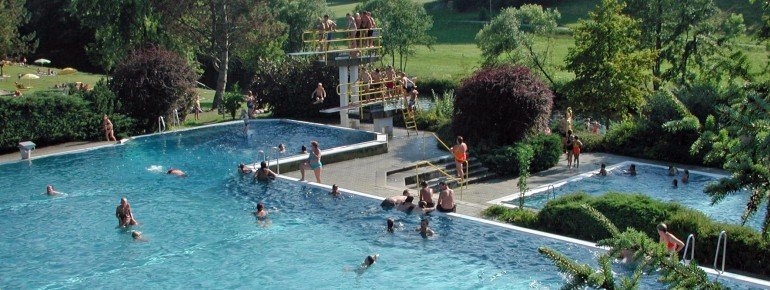 Freibad neben dem Naturflussbad