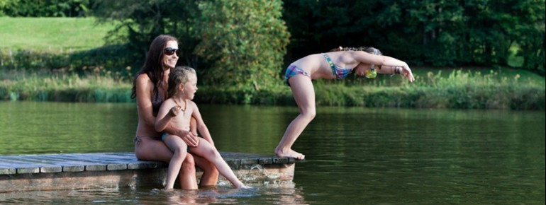 Ein Sprung ins kühle Nass: Der moorhaltige Badesee erreicht im Sommer angenehme Badetemperaturen.