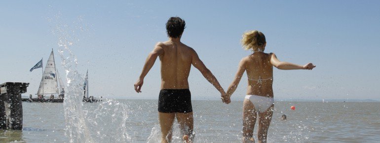 Durchschnittlich ist der See im Sommer etwa 23 Grad Celsius warm