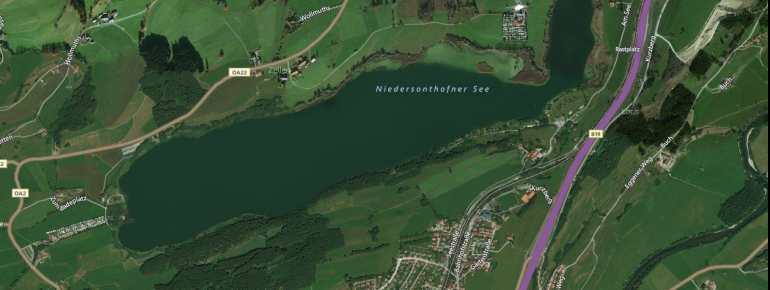 Der Niedersonthofener See liegt direkt an der B19.
