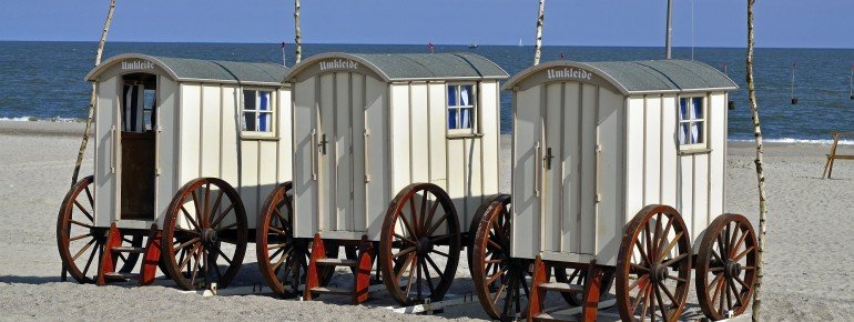 Am Strandabschnitt Weiße Düne findest du kleine Badekarren, die als Umkleidekabinen genutzt werden können