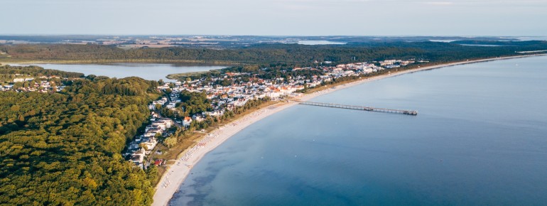 Der Strand von Binz liegt direkt an der Ostküste der Insel Rügen.