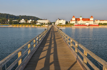 Die historische Seebrücke von Binz ist das Wahrzeichen des Ostseebades und führt weit auf die Ostsee hinaus.