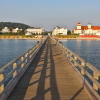 Die historische Seebrücke von Binz ist das Wahrzeichen des Ostseebades und führt weit auf die Ostsee hinaus.
