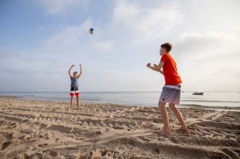 Wer gerne Beachvolleyball spielt, findet am Binzer Strand mehrere Spielfelder.