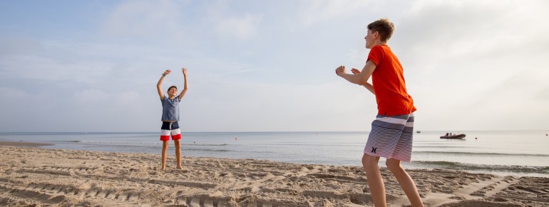 Wer gerne Beachvolleyball spielt, findet am Binzer Strand mehrere Spielfelder.