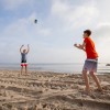 Wer gerne Beachvolleyball spielt, findet am Binzer Strand mehrere Spielfelder.