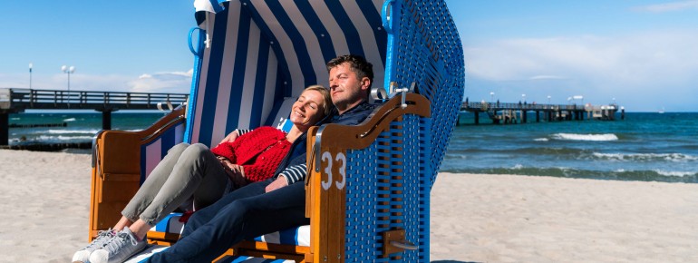 Um dich vor dem Wind zu schützen, kannst du am Strand in Kühlungsborn Strandkörbe mieten.
