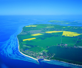 Die Insel Poel liegt nahe Wismar in der Wismarer Bucht in der Ostsee.