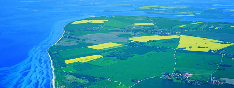 Die Insel Poel liegt nahe Wismar in der Wismarer Bucht in der Ostsee.