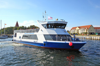Die Adler-Fahrgastschiffe laden zu einer Schiffsfahrt von der Inselhauptgemeinde Kirchdorf zur Hansestadt Wismar ein.