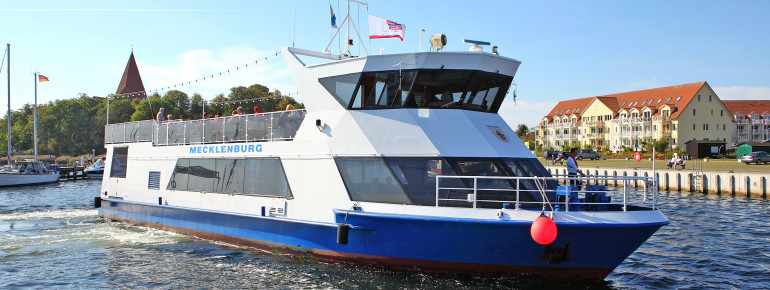 Die Adler-Fahrgastschiffe laden zu einer Schiffsfahrt von der Inselhauptgemeinde Kirchdorf zur Hansestadt Wismar ein.