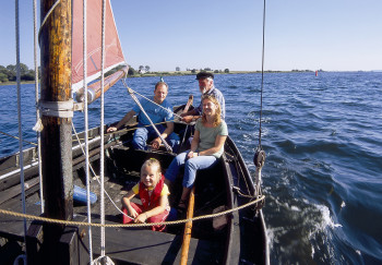 Die Ostseeinsel lässt sich mit dem Boot umrunden.
