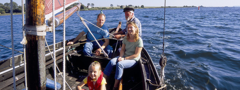 Die Ostseeinsel lässt sich mit dem Boot umrunden.