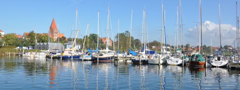 Auch für Segler ist das Ostseebad Rerik bestens geeignet. Hier der Hafen am Salzhaff mit dahinter liegender St. Johannes Kirche.