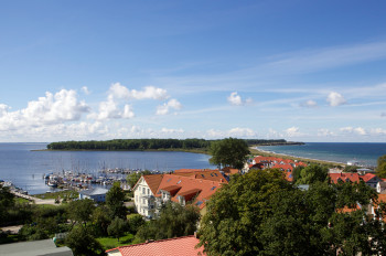Blick von Rerik auf die Halbsinsel Wustrow. Rechts ist die Ostsee zu sehen, links das Salzhaff.