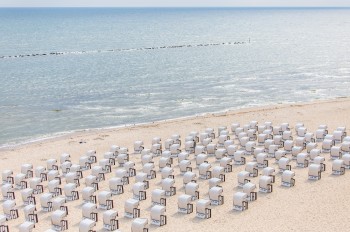 Am Strand von Sellin kannst du ganz bequem Strandkörbe mieten.