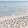 Am Strand von Sellin kannst du ganz bequem Strandkörbe mieten.