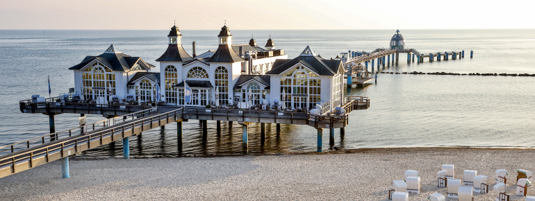 Die Seebrücke Sellin ragt 394 Meter in die Ostsee und ist ein beliebter Aussichtspunkt für Besucher.