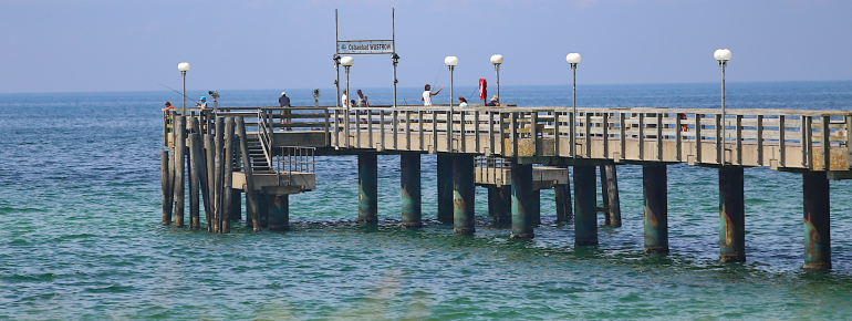 Die 240 Meter lange Seebrücke in Wustrow ist ein beliebter Aussichtspunkt mit Blick auf Ostsee und Steilküste.