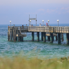 Die 240 Meter lange Seebrücke in Wustrow ist ein beliebter Aussichtspunkt mit Blick auf Ostsee und Steilküste.