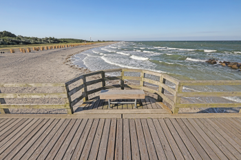 Von der Seebrücke aus bietet sich ein weiter Blick über die Ostsee und die Küstenlandschaft.
