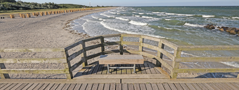 Von der Seebrücke aus bietet sich ein weiter Blick über die Ostsee und die Küstenlandschaft.