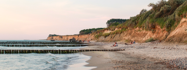 Feinsandiger Strandabschnitt in Wustrow - ideal zum Baden, Spazieren und Entspannen mit Blick auf die Ostsee.